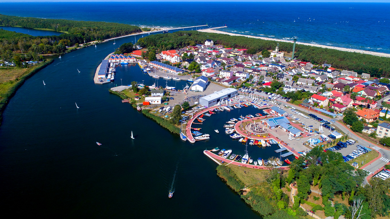 Dziwnów z lotu ptaka - woda, plaża i zieleń w zasięgu ręki.